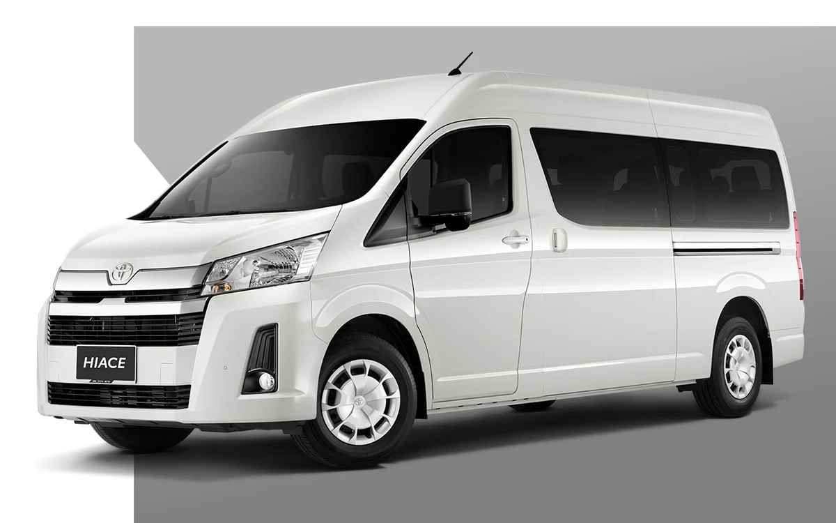 Pandangan Hadapan Tiga Suku Toyota Hiace SLWB